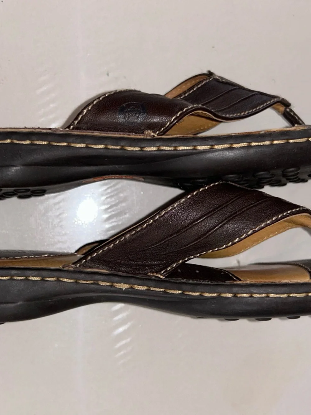 NWOB Born Woman’s Brown Leather Thong Flip Flop Sandal - Picture 6 of 10